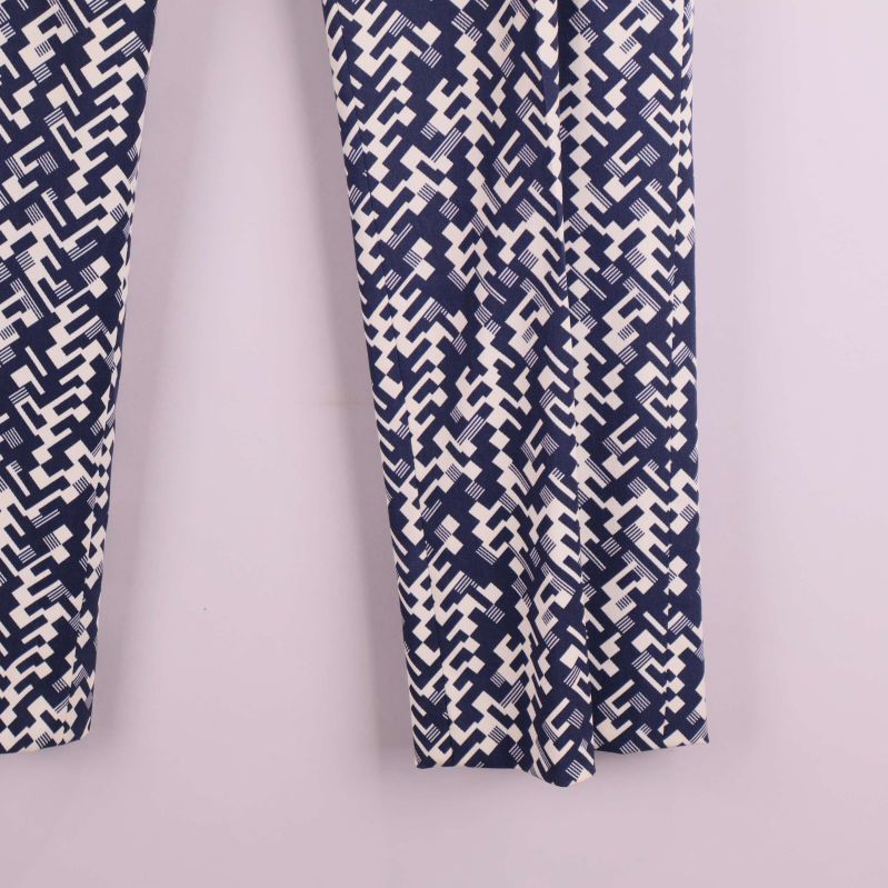 Närbild på byxbenets nederkant med tydligt mönster