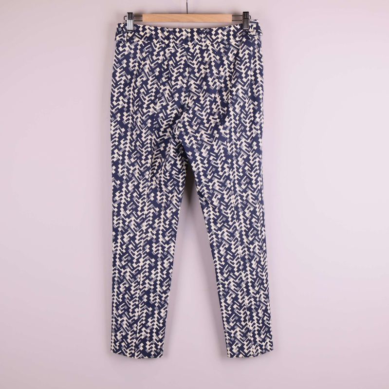 Byxorna visade bakifrån med fickor och helhetsbild