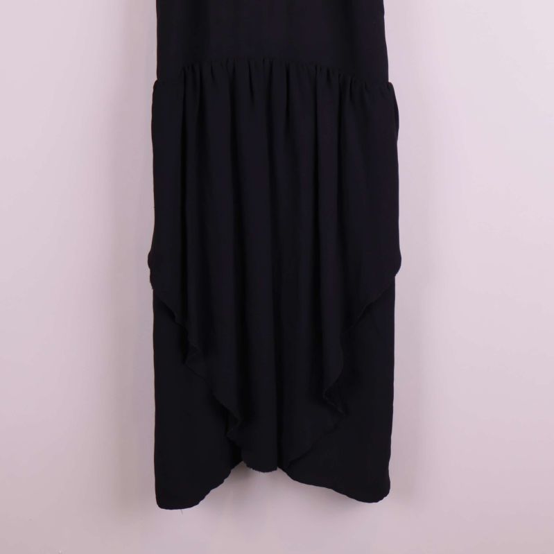 Närbild på kjoldel med asymmetrisk volang