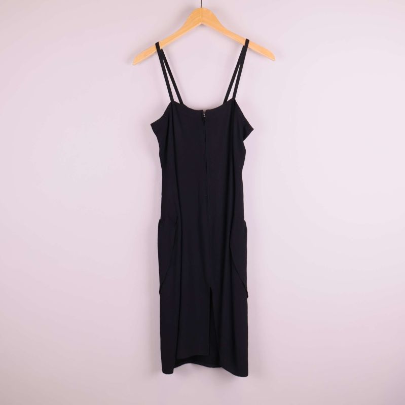 Baksidan av svart klänning med dragkedja