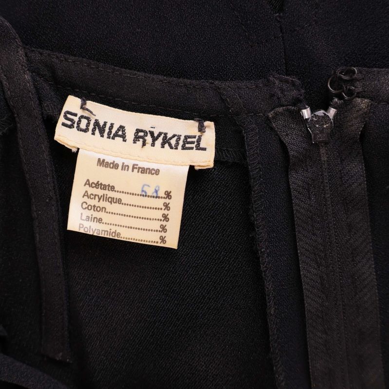 Närbild på etikett med SONIA RYKIEL logotyp