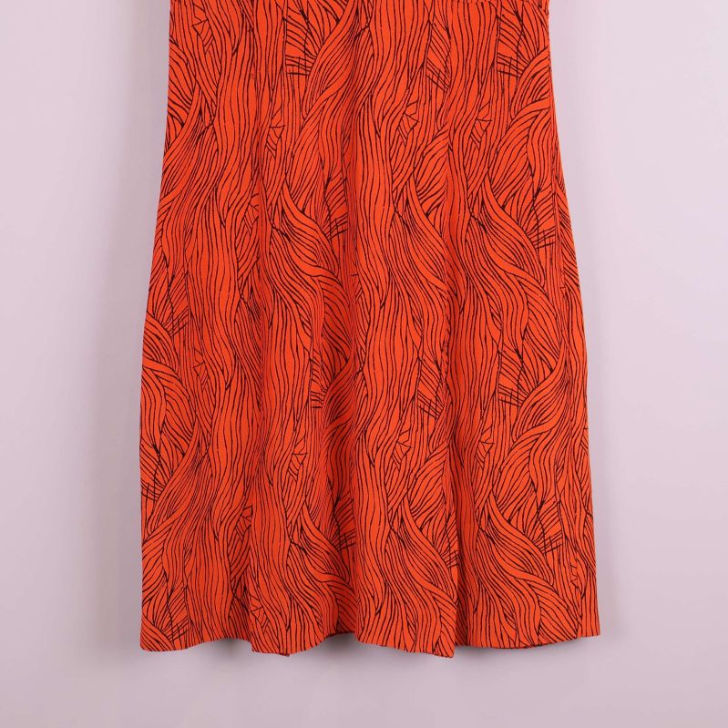 Närbild på nederdel av klänning med mönster