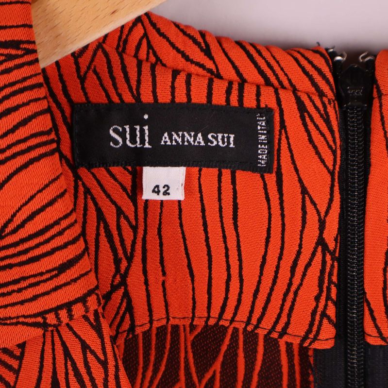 Närbild på etikett med Anna Sui och storlek 42