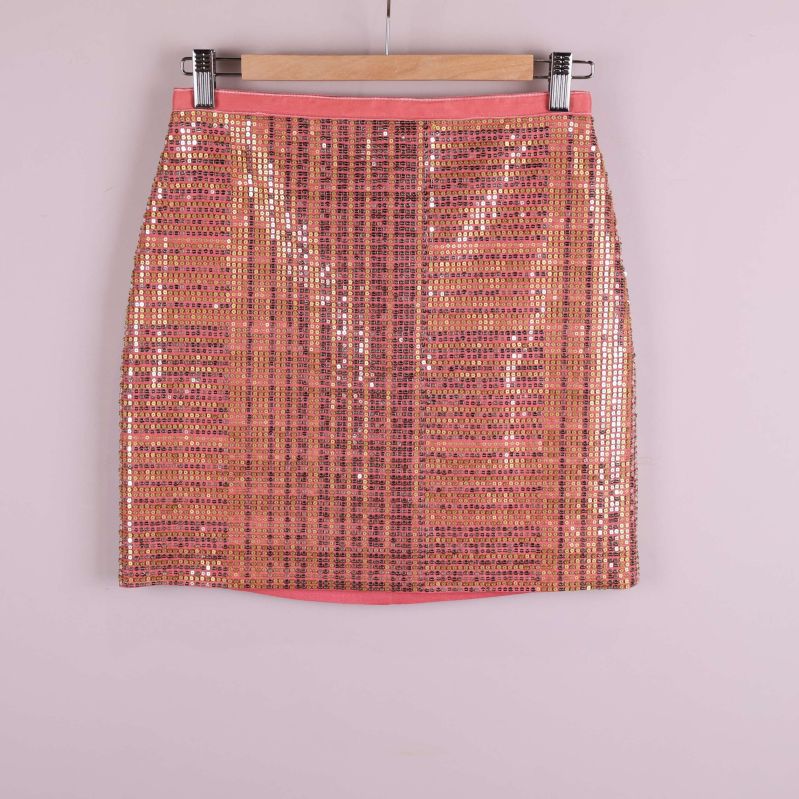 Framsida av kort kjol med paljetter