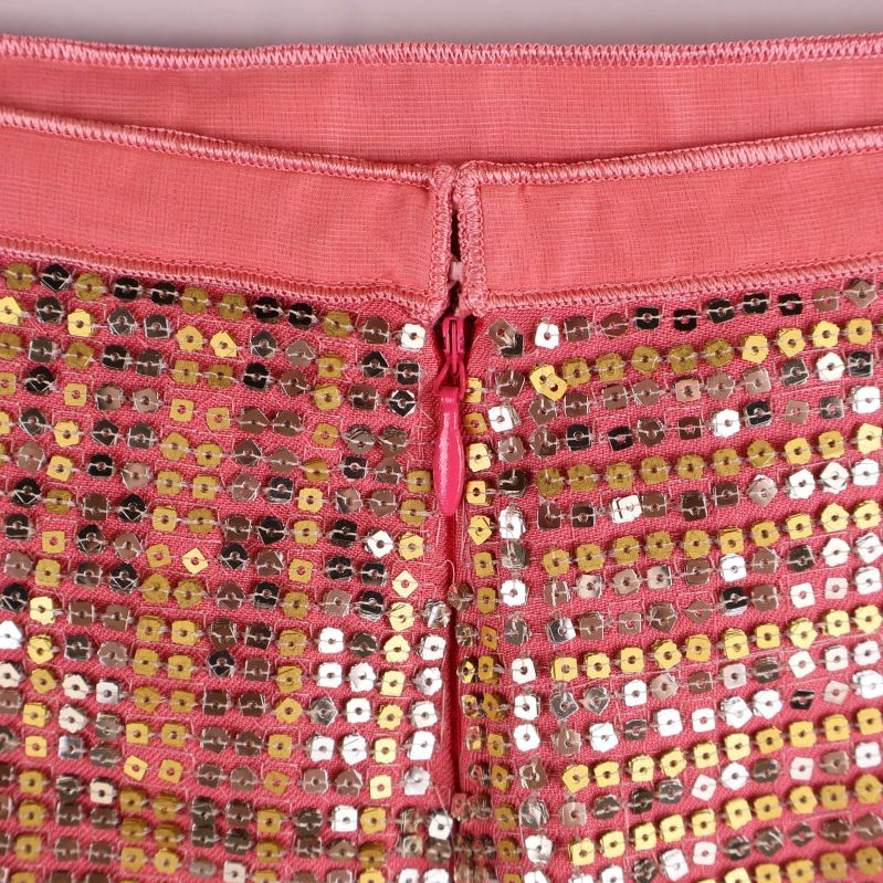 Närbild dragkedja och paljettdetaljer bak