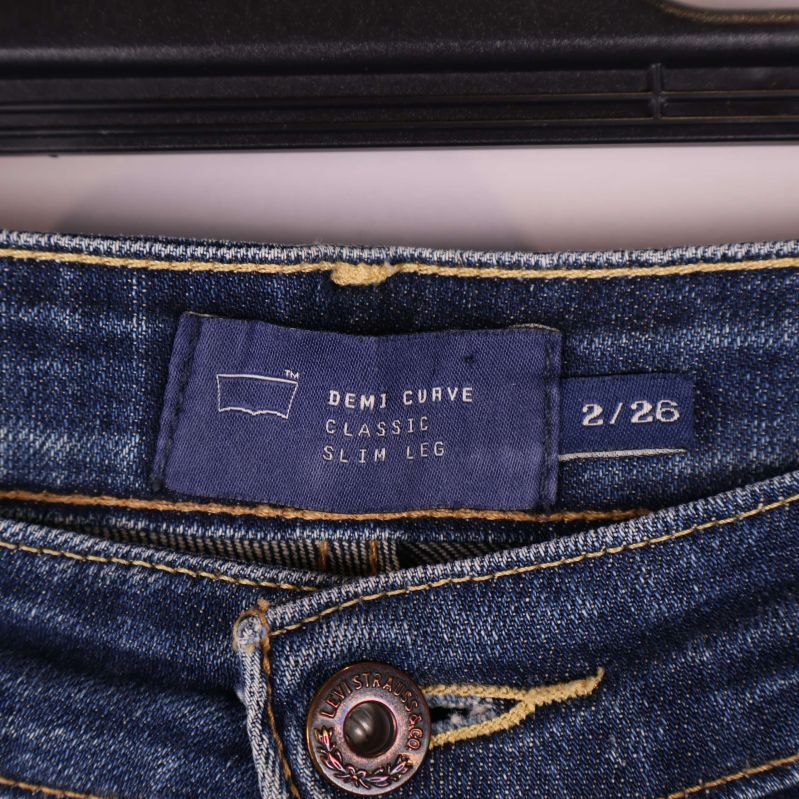 Närbild på insida lapp Demi Curve 2/26