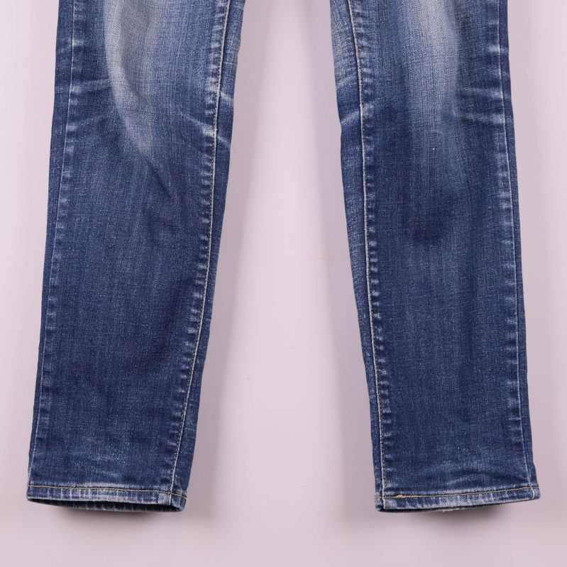 Nedre delen av jeansbenen i blå denim
