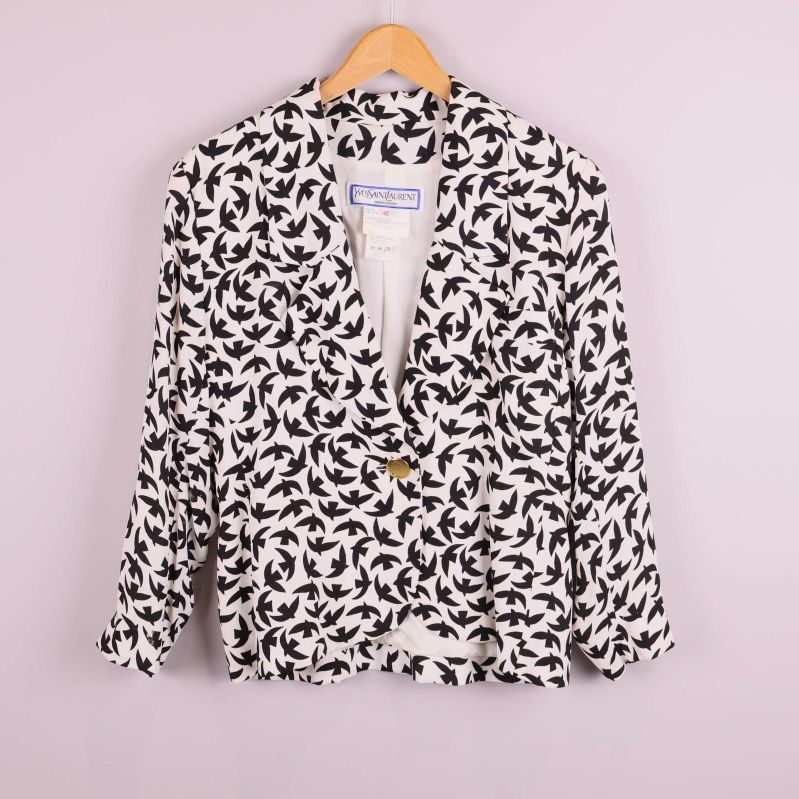 Kavaj med svart fågelmönster framifrån på galge