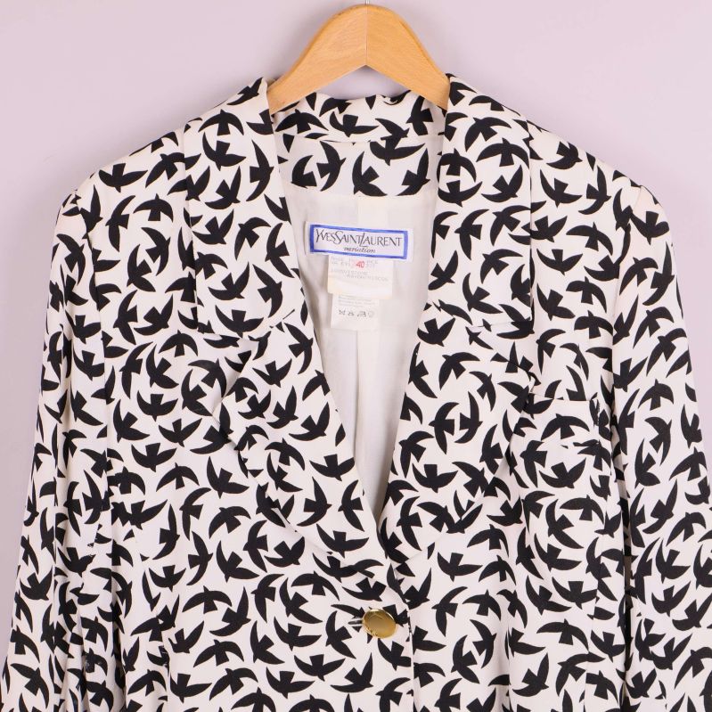 Kavajens övre del med knapp och detaljer