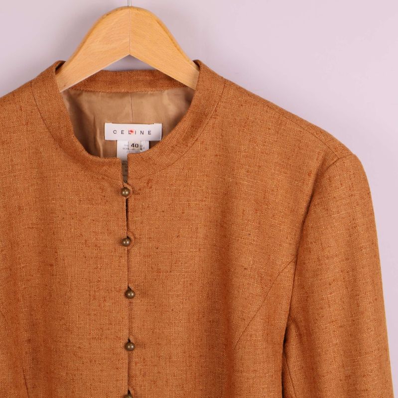 Närbild på kavajens överdel och knappar