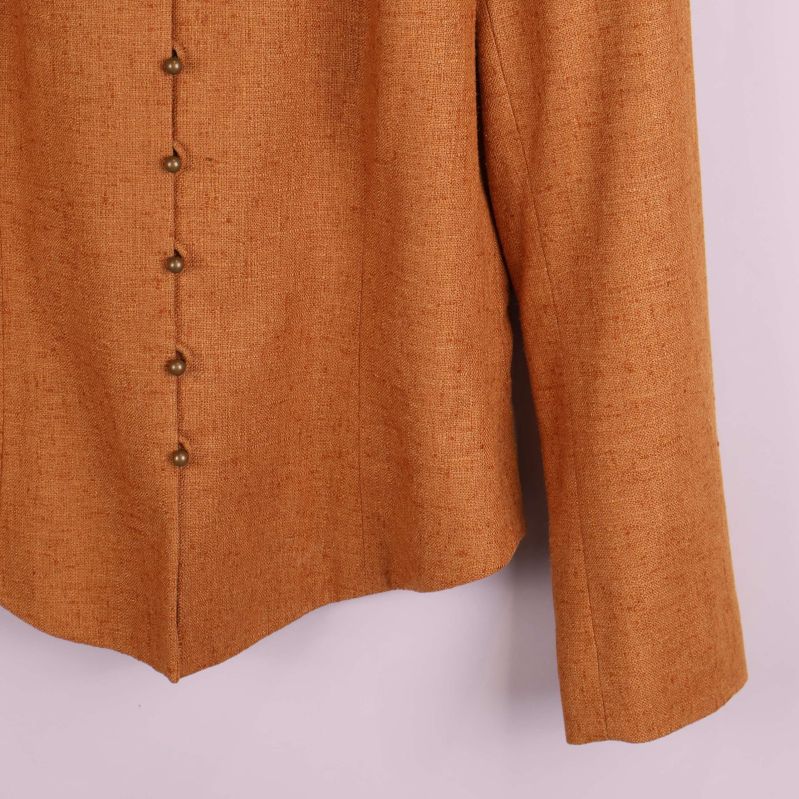 Närbild på kavajens nederdel och ärmslut