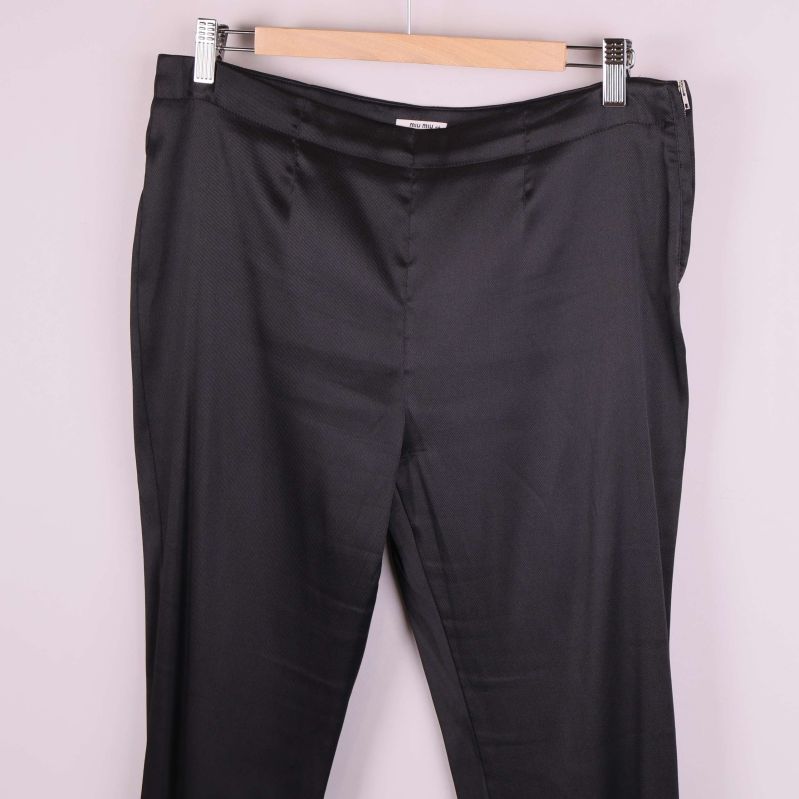 Bredare bild av midja och höftparti på svarta kostymbyxor