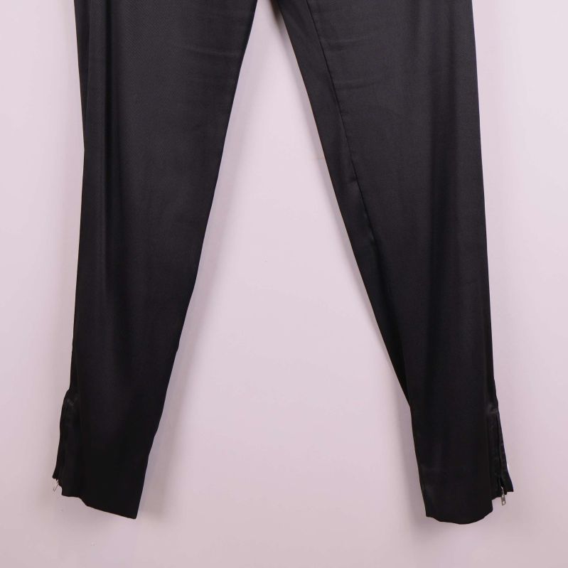 Nederdel av svarta byxor med dragkedjor vid benslut