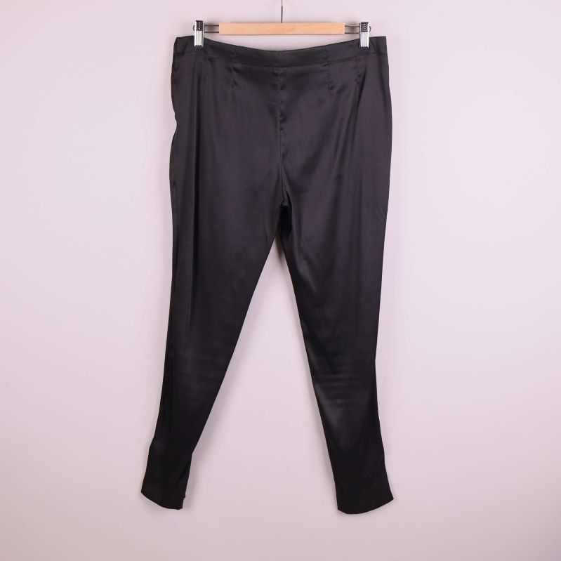 Kostymbyxans baksida i svart tyg med smal passform