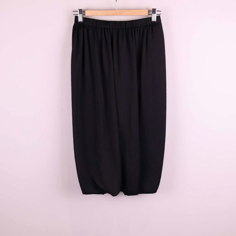 Svart byxkjol med avslappnad passform hängande på trägalge