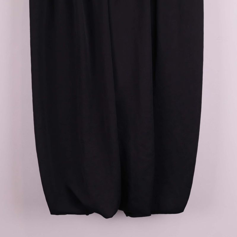 Nederkant på svart byxkjol med lätt ballongeffekt