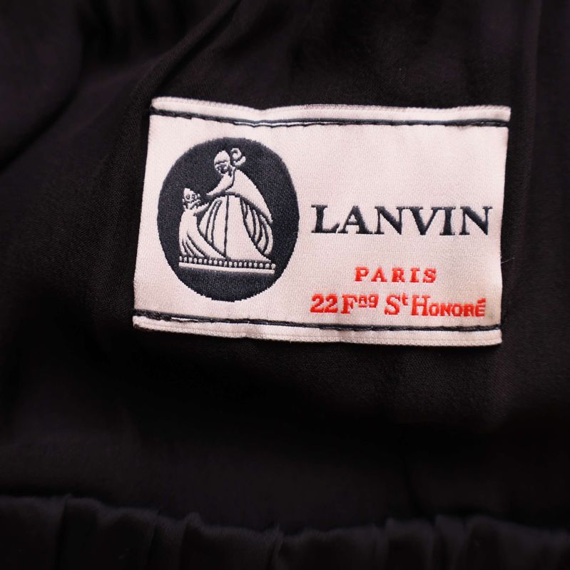 Närbild på Lanvin etikett på svart tyg