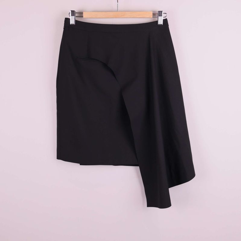 Svart asymmetrisk kjol med draperad detalj framtill