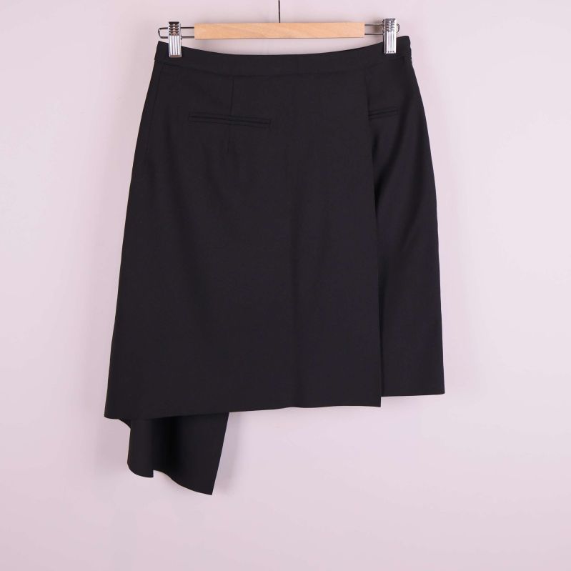 Baksida på svart asymmetrisk kjol med fickor