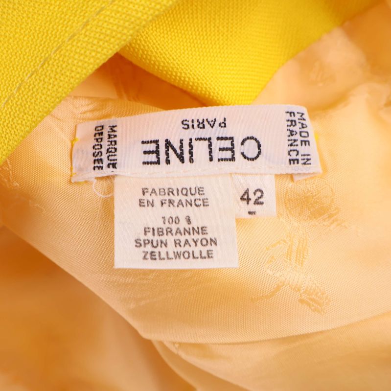 Etikett med materialinformation och storlek i kjolen