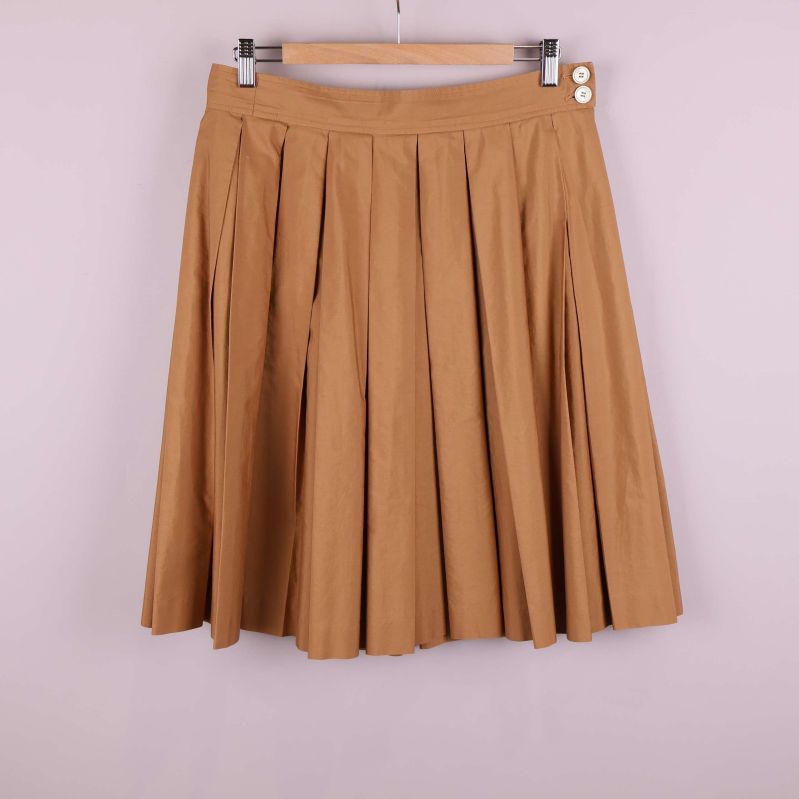 Framsida av beige plisserad kjol med knappar och veck