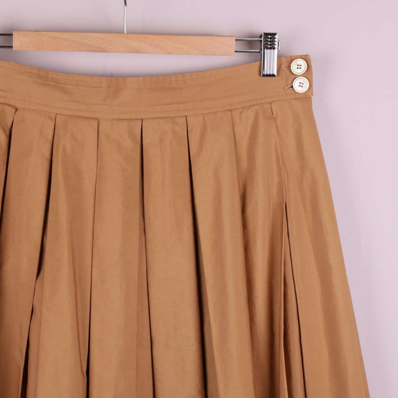 Närbild på midjan med knäppning i form av två knappar