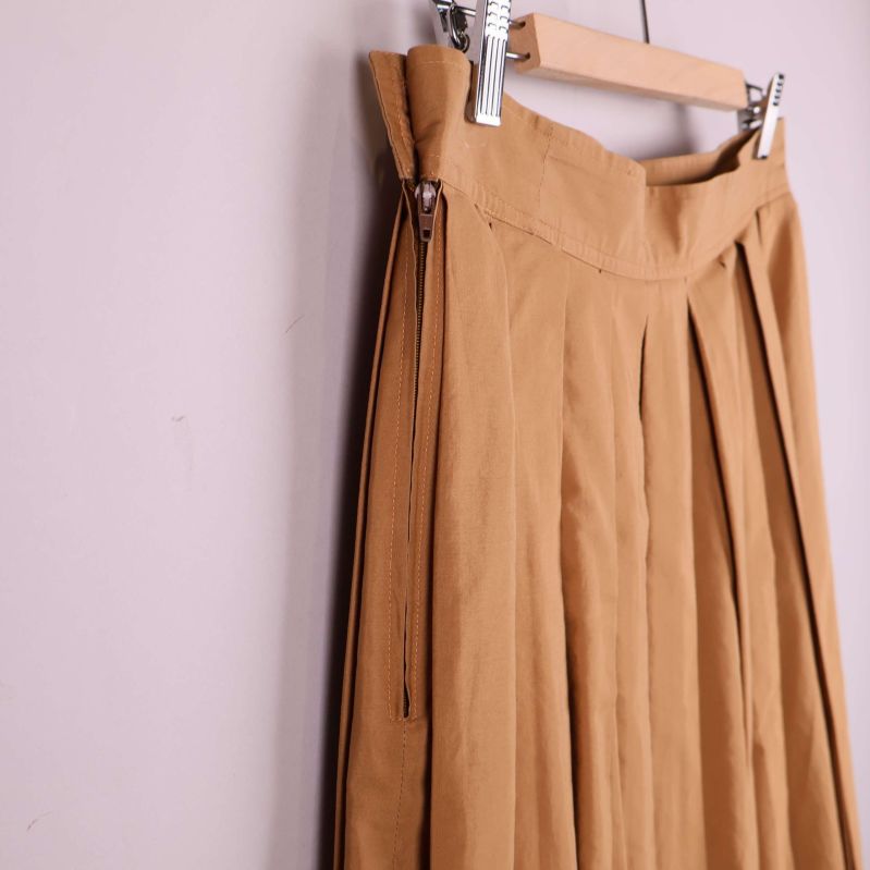 Närbild på kjolens sidosöm och dragkedja