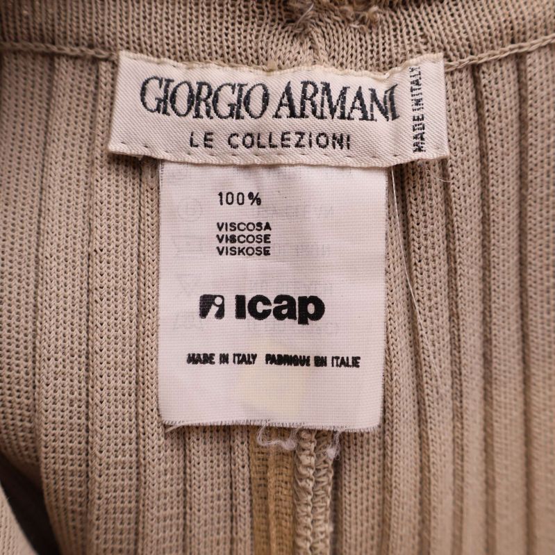 Material- och varumärkestag på shorts med viskosinformation