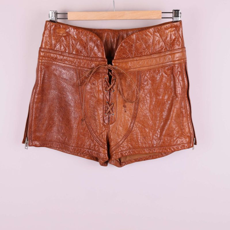 Framsida av bruna shorts med snörning