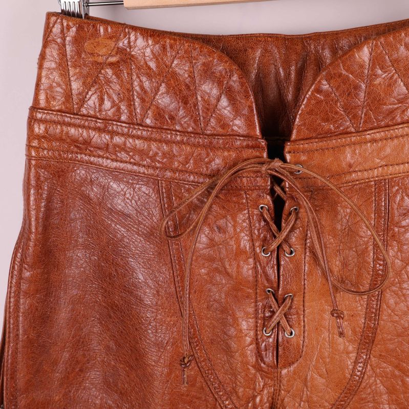 Närbild på snörning och quiltad linje fram