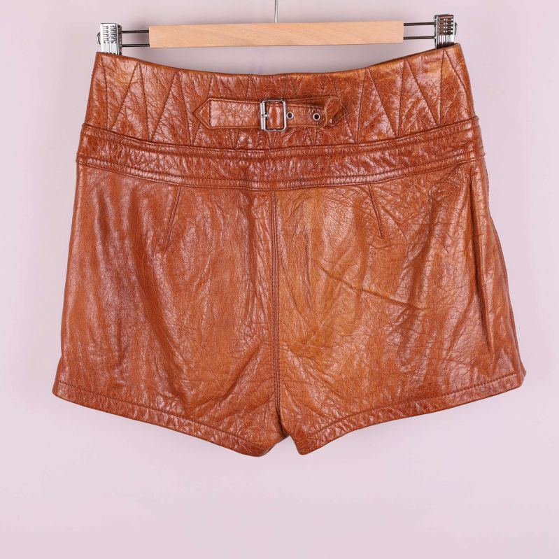 Baksida av bruna shorts med spänne upptill