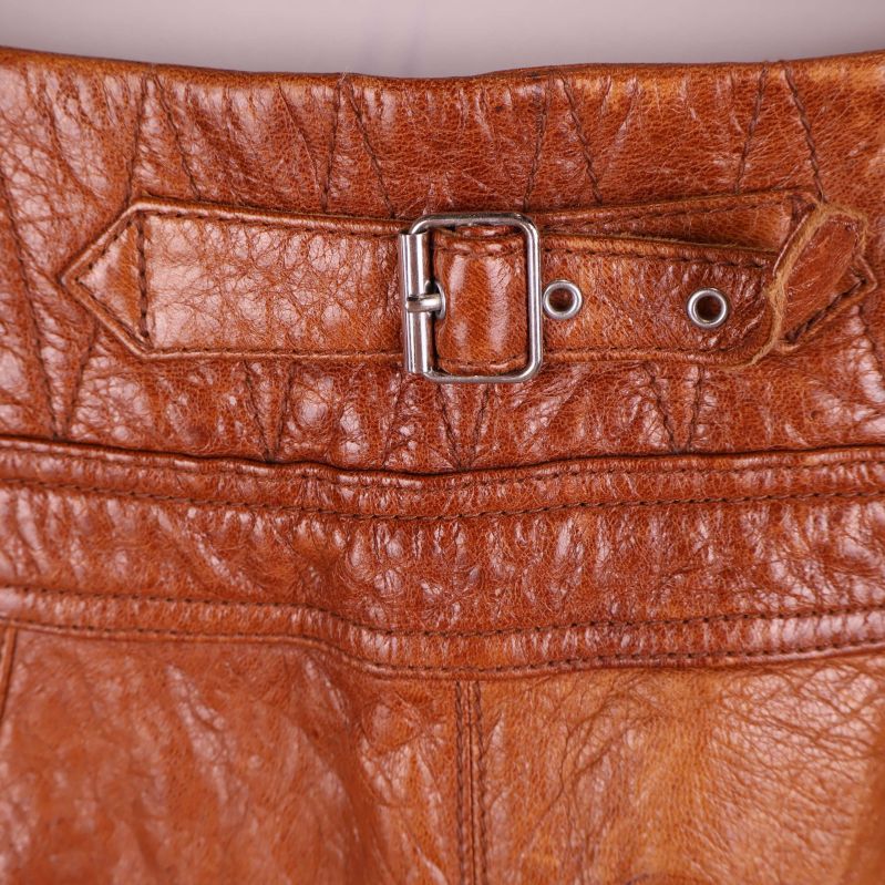 Närbild på spänne bak på shortsen