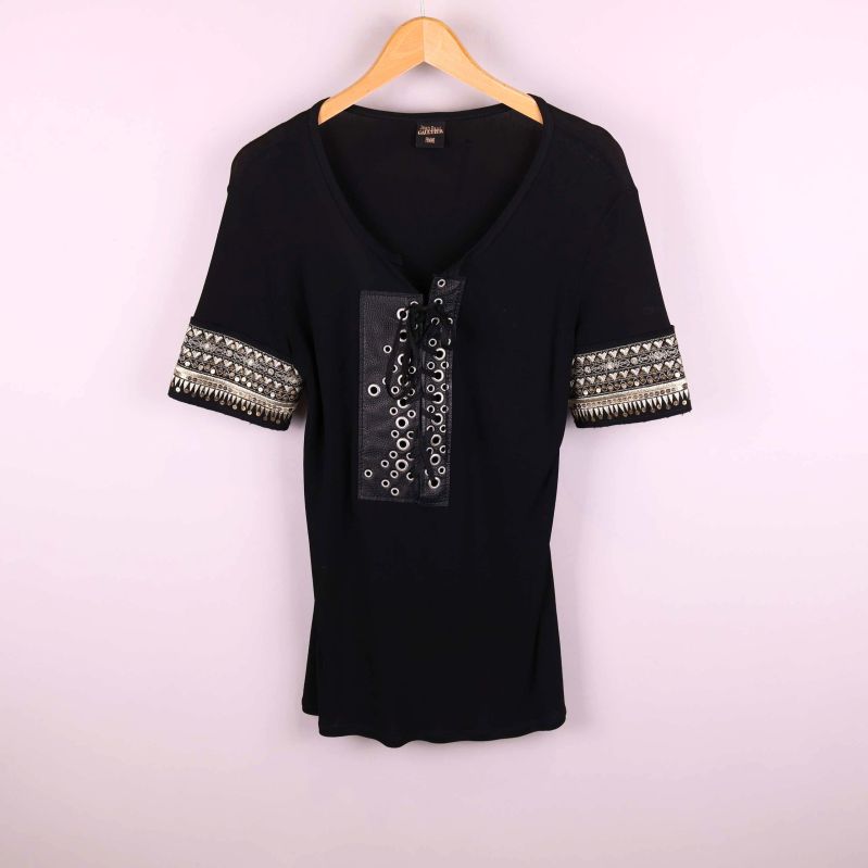 Svart topp på galge med nitar och snörning fram