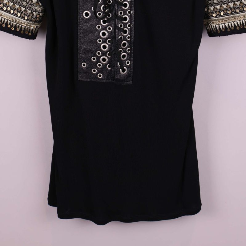 Närbild av nederdelen på svart topp