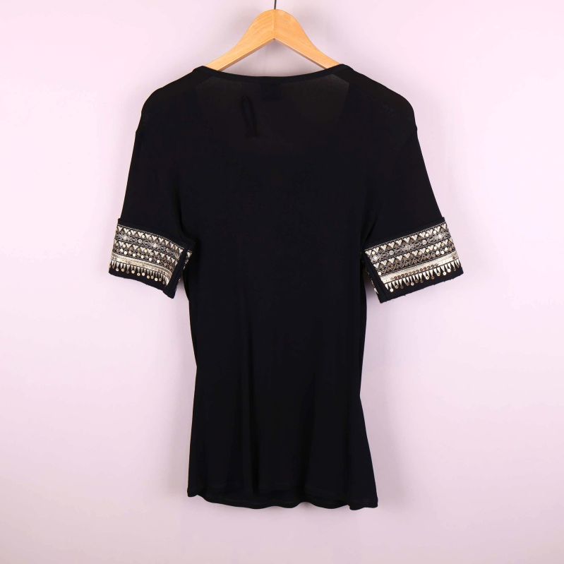 Baksidan av svart topp med dekorerade ärmslut