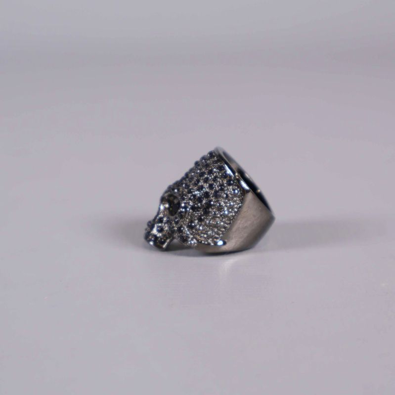 Sidan av ring med stenar på dödskallemotiv