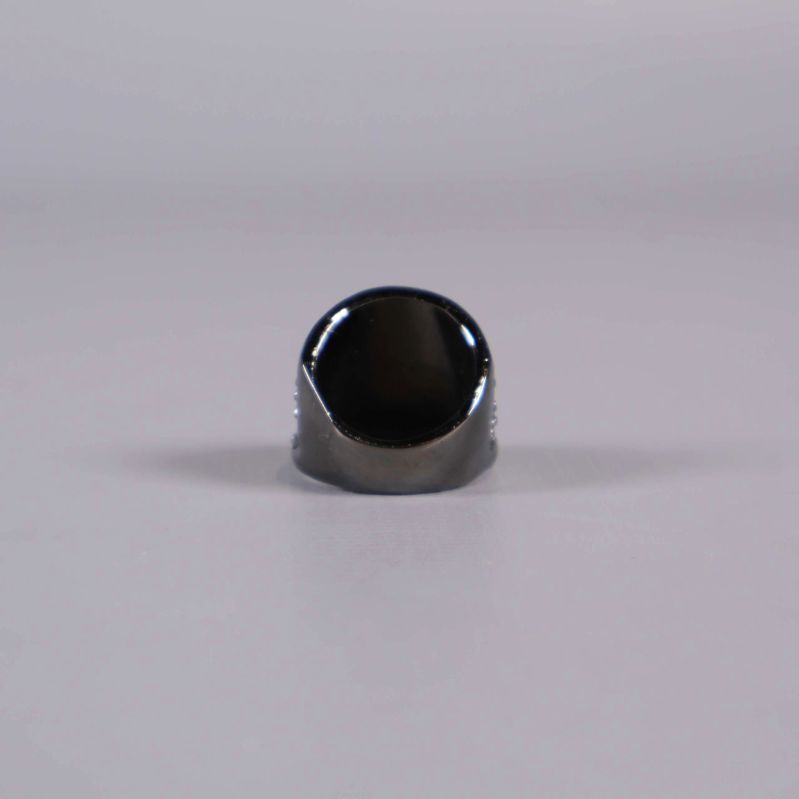 Baksidan av blank metallic ring utan dekor