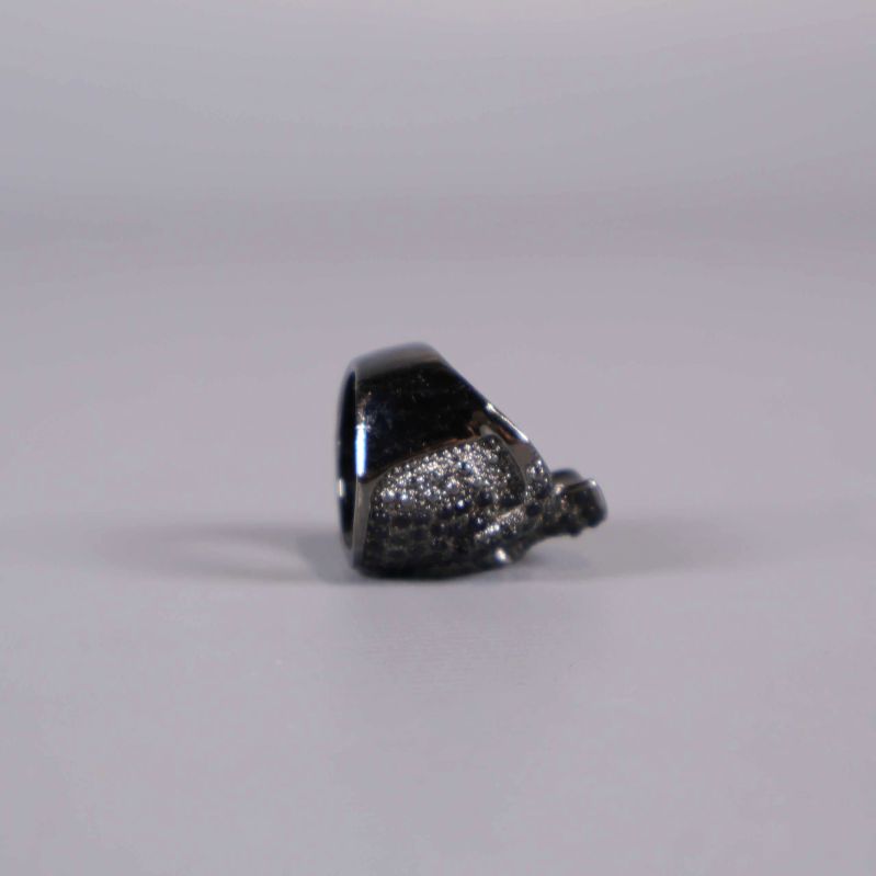 Skulpterad dödskalleprofil på ringens sida