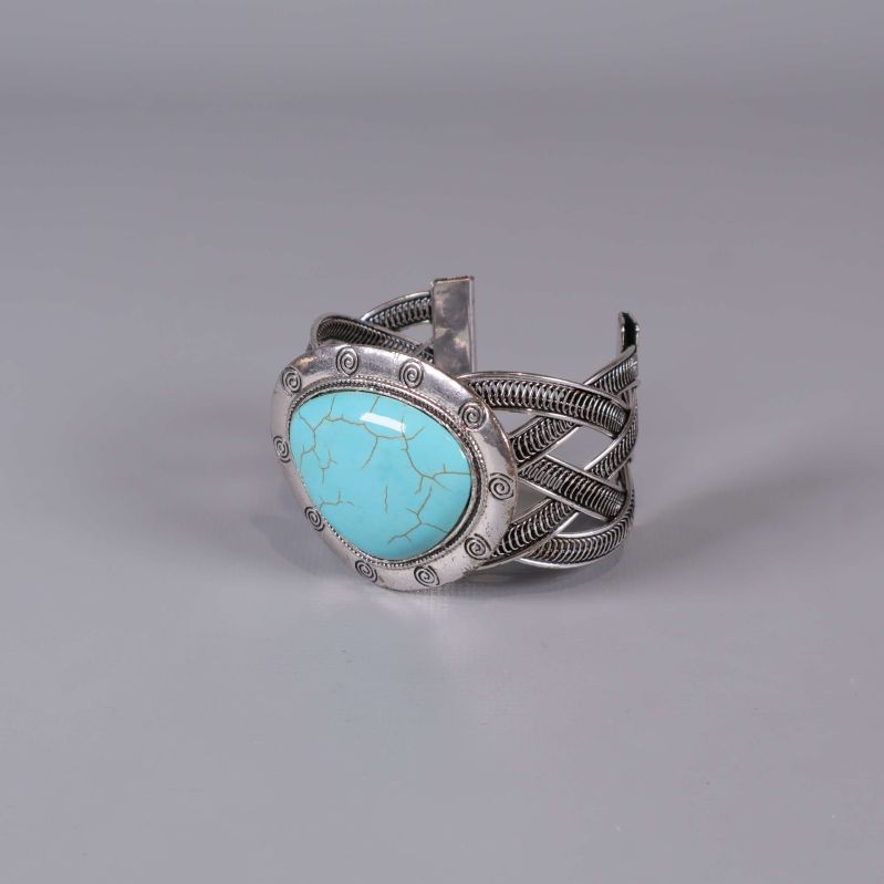 Framsida av armband med oval turkos sten