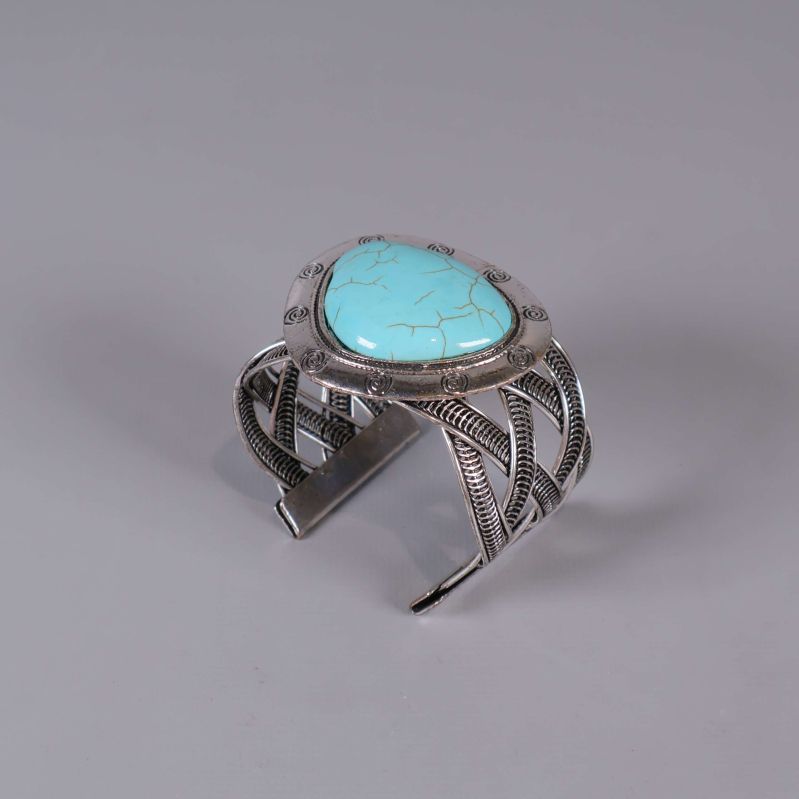 Armband ovanifrån med blå sten och graverade detaljer