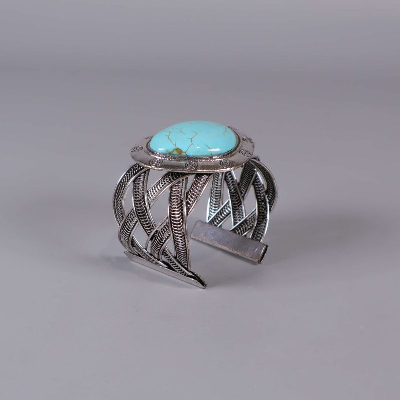 Flätat armband med stor turkosfärgad sten