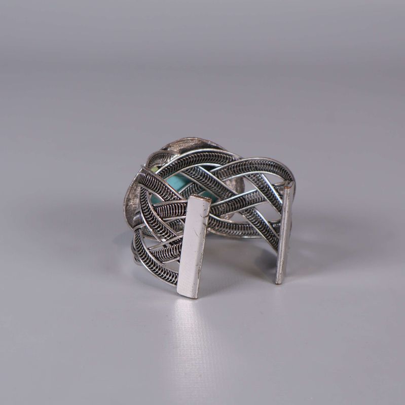 Baksidan av armbandet visar flätad design