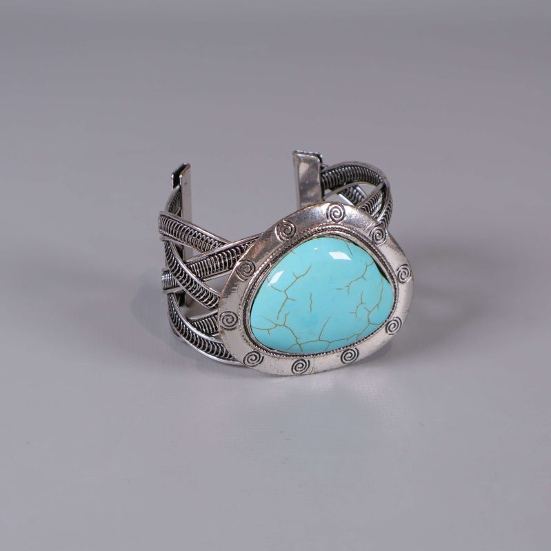 Armbandets centrumfokus turkos sten i närbild