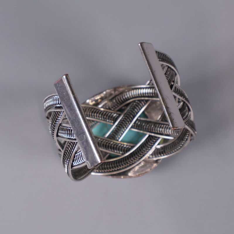 Öppen konstruktion och flätad design upptill