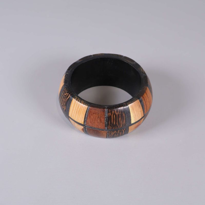 Armbandsring med varierande ljusa och mörka rutor