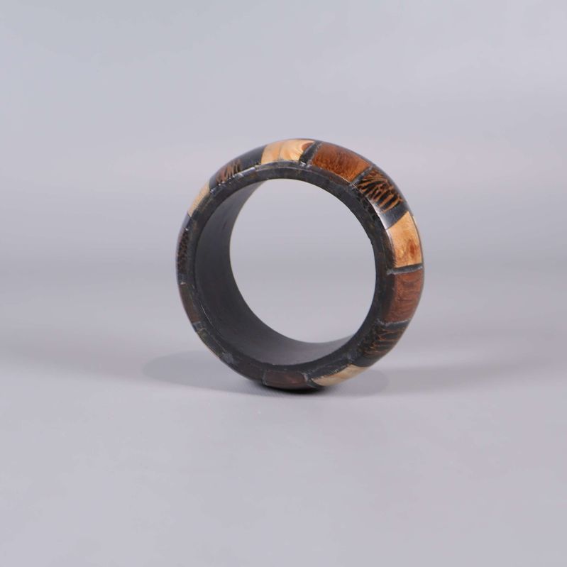 Armbandsring med polerad yta i bruna toner