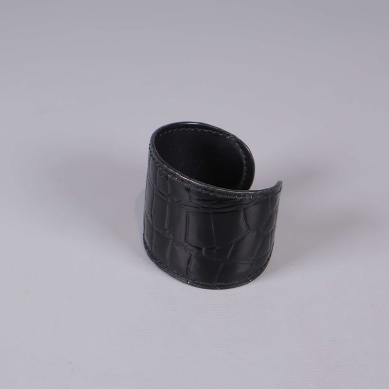 Brett svart armband med präglat crocomönster