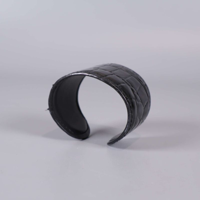 Svart cuffarmband i formbar design