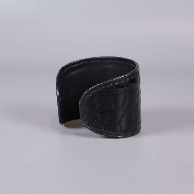 Armbandets struktur och sömmar i närbild