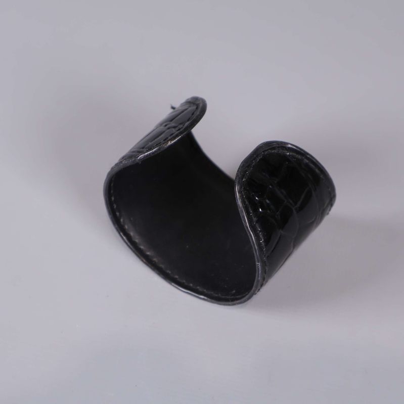 Öppen svart armbandsdesign med blank yta